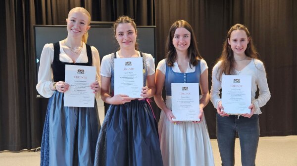 Die vier Siegerinnen des Wettbewerbs: v. l. Emma Gottswinter, Amelie Skupin, Theresa Mayer, Tamara Kochon