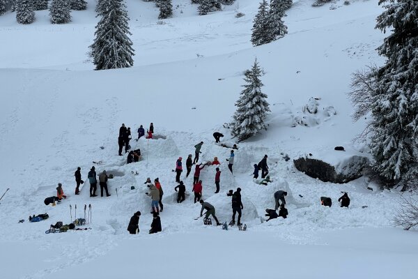 Ein Team des Herrschinger Grundkurses baut gemeinsam Iglus im Schnee