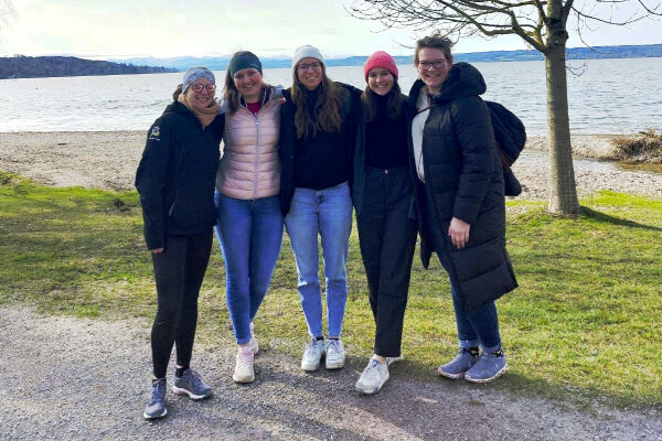 Die Botschafterinnen Annika und Johanna mit drei weiteren Teilnehmerinnen des Grundkurses vor dem Ammersee