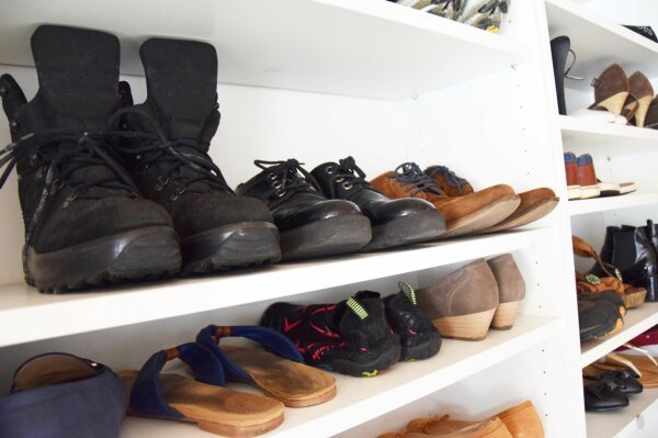 Schuhregal mit verschiedenen Damen- und Herren-Schuhen