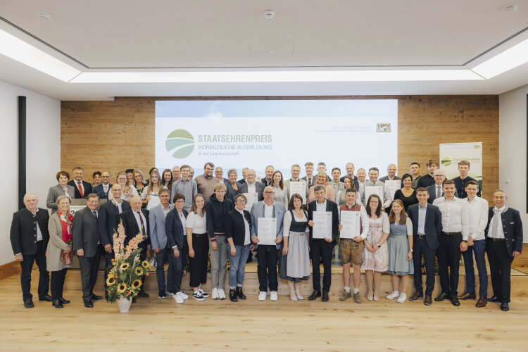 Gruppenbild Staatsehrenpreis vorbildliche Ausbildung Landwirtin und Landwirt