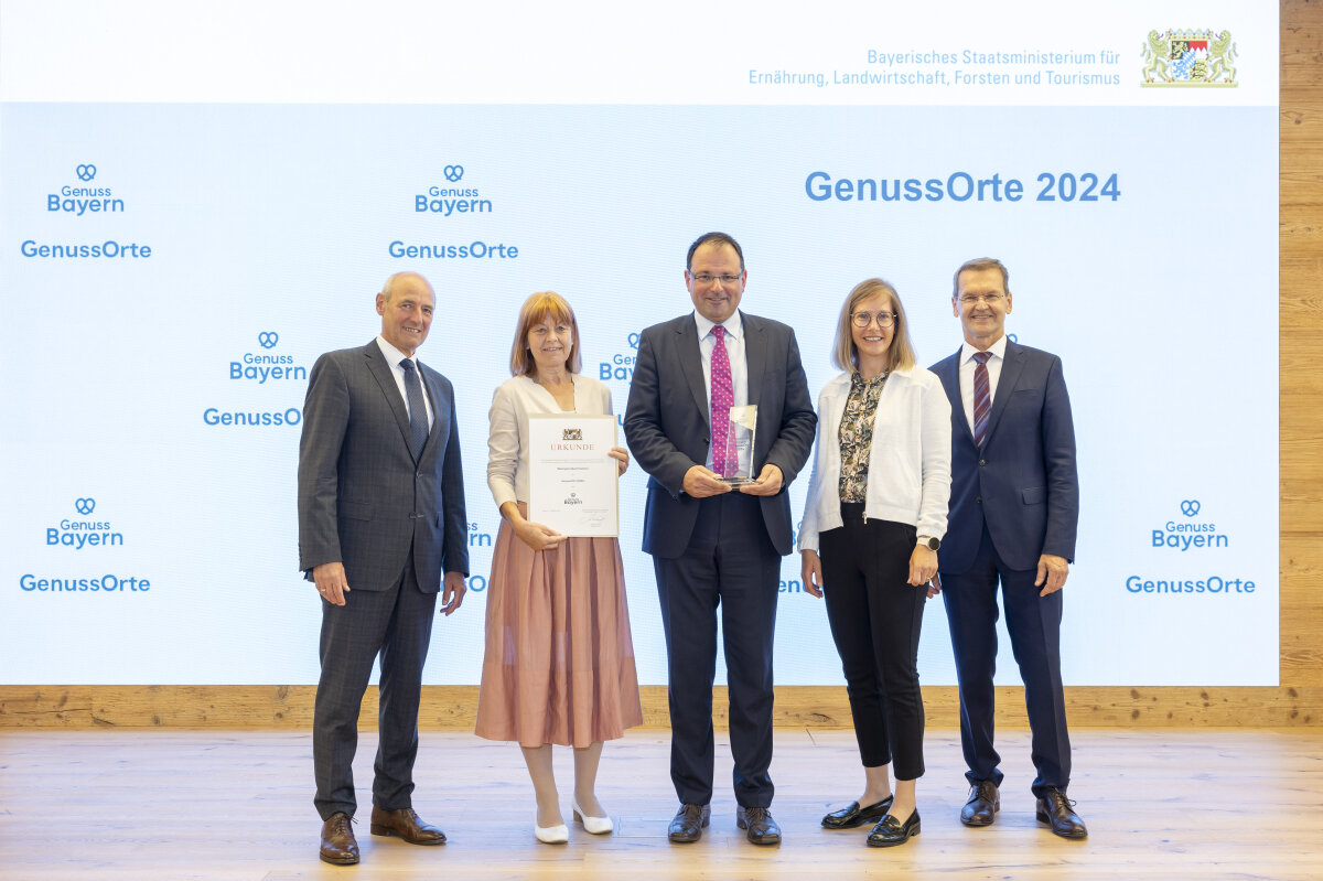 v. l. Dr. Johann Niggl, Leitung Abteilung Tourismus, StMELF; Ingrid Reifenscheid-Eckert (1. Bürgermeisterin Markt Willanzheim); Staatssekretär Martin Schöffel; Kerstin Kloha (Geschäftsführerin); Prof. Dr. Richard Balling, stv. Leitung Abteilung Ernährung und Markt, StMELF