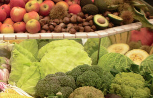 Auslage mit frischem Gemüse und Obst