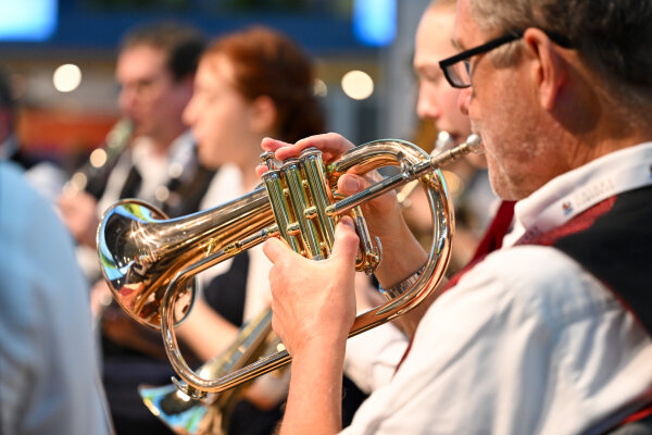 Blaskapelle. Ein Man spielt Trompete