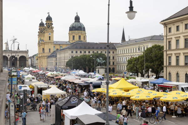 Blick auf die Bauernhofmeile auf der Ludwigstraße in Richtung Odeonsplatz