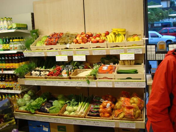 Eine Auswahl an Obst und Gemüse in einem Dorfladen.