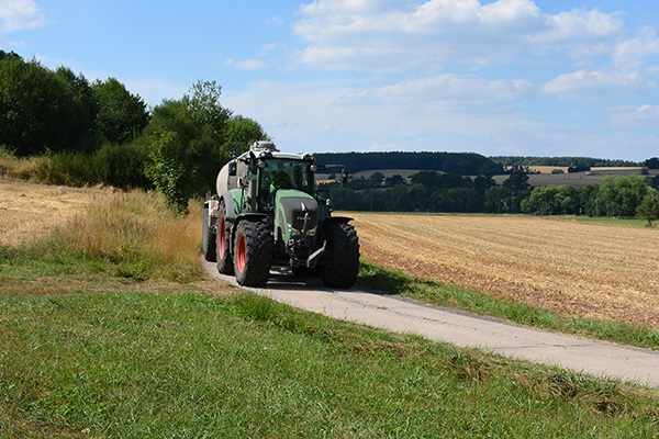 Ein Traktor auf dem Feldweg.