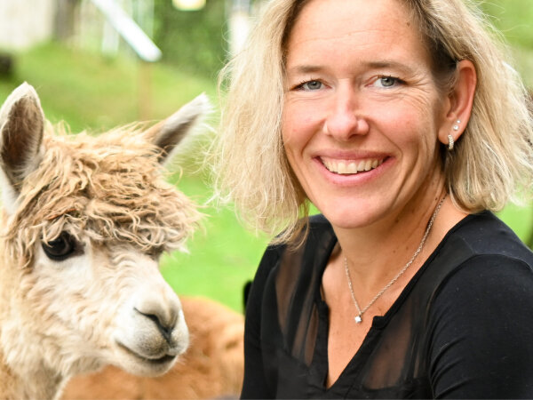 Unternehmerin des Jahres 2016 Sonja Schreiber steht neben einem Alpaka