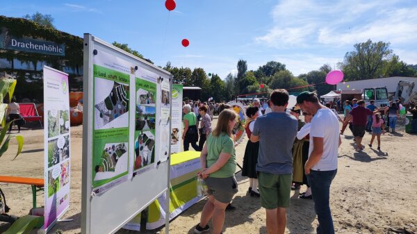 Menschen und Infotafeln auf der Baustelle zur Landesgartenschau Furth