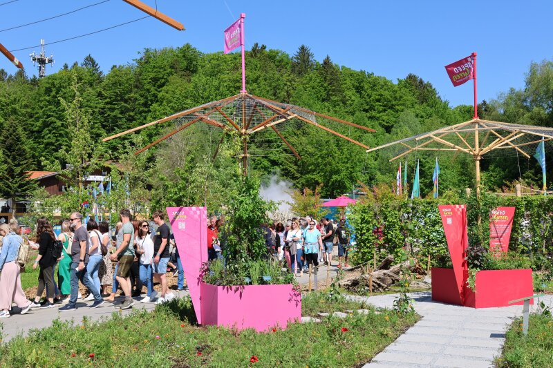 Besucher auf dem Stand der Landesanstalt für Wein- und Gartenbau auf der Landesgartenschau in Freyung