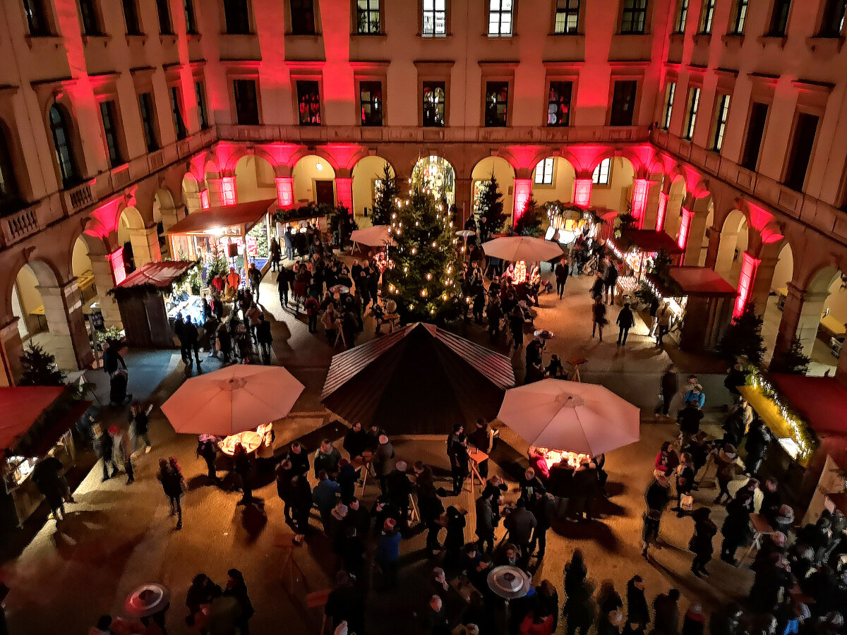 Blick in den Innenhof des Landwirtschaftsministerium beim Winter-Hoffest mit vielen Besuchern