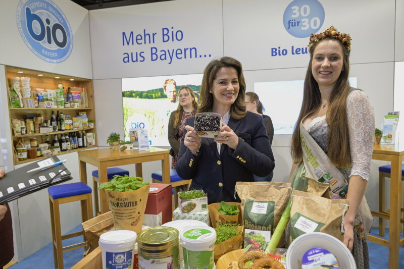 Ministerin Michaela Kaniber auf der Biofach-Messe in Nürnberg am Bayernstand mit der Bio-Königin.