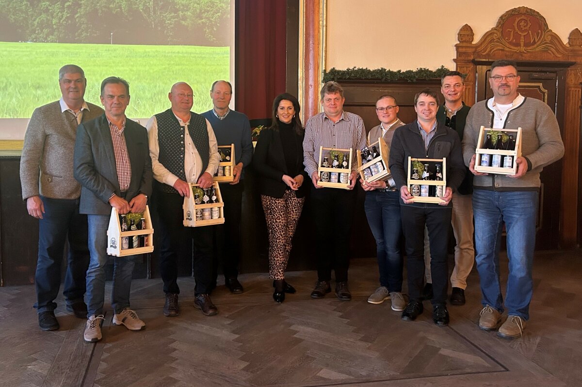 Staatsministerin Michaela Kaniber gemeinsam mit Hermann Greif (1.v. l, BBV-Bezirkspräsident Oberfranken) und den geehrten besten Braugersten-Produzenten im Rahmen des 25. Braugerstentag im Augustinerkeller in München.