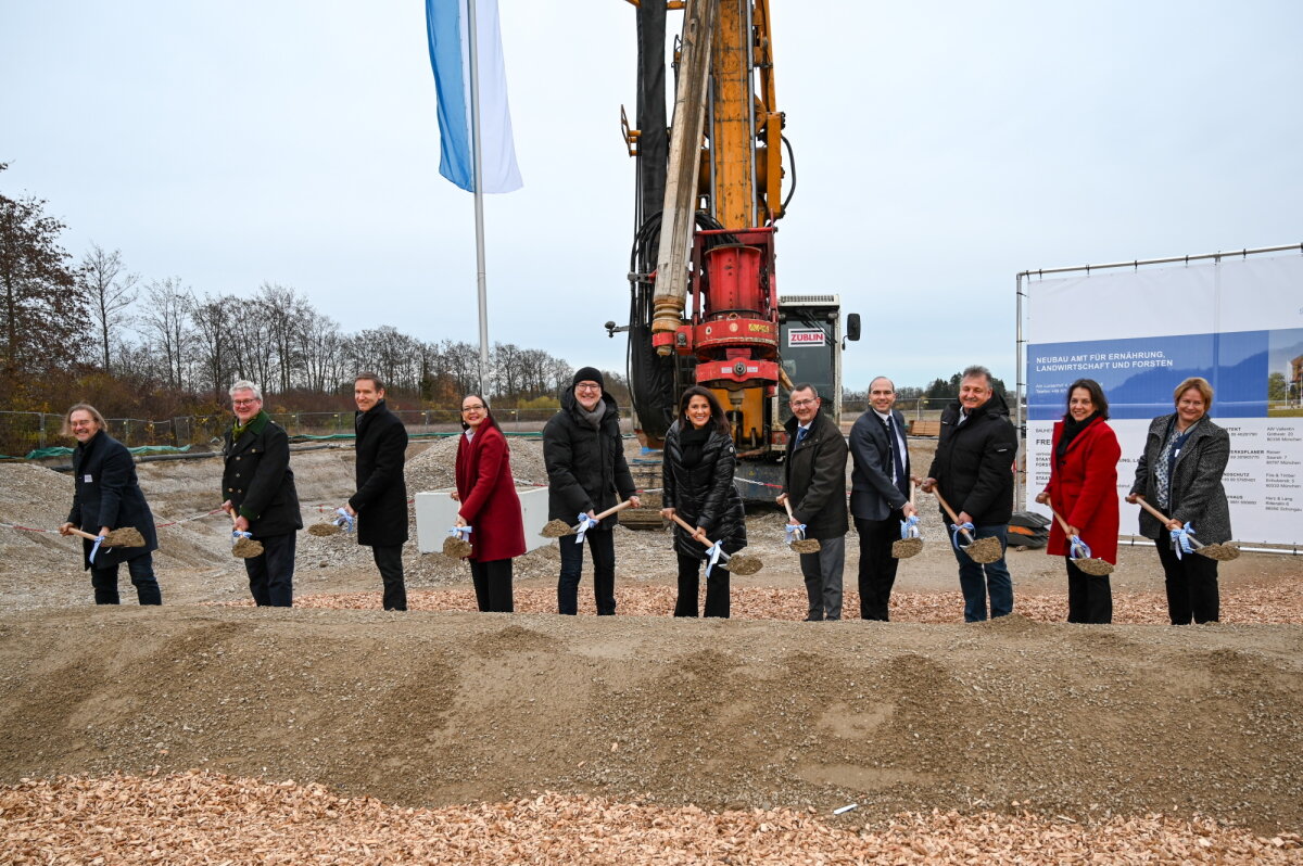(v. l.) Architekt Gernot Vallentin, Technischer Bereichsleiter Christoph Bäumel von Züblin, Regierungspräsident Rainer Haselbeck, Leitende Baudirektorin Uta Riedel, Oberbürgermeister Alexander Putz, Landwirtschaftsministerin Michaela Kaniber, Behördenleiter des AELF Abensberg-Landshut Leitender Landwirtschaftsdirektor Jens Nebe, Florian Oßner MdB, BBV-Kreisobmann Georg Sachsenhauser, Bezirksrätin Martina Hammerl und stellvertretende Landrätin Claudia Geilersdorfer.