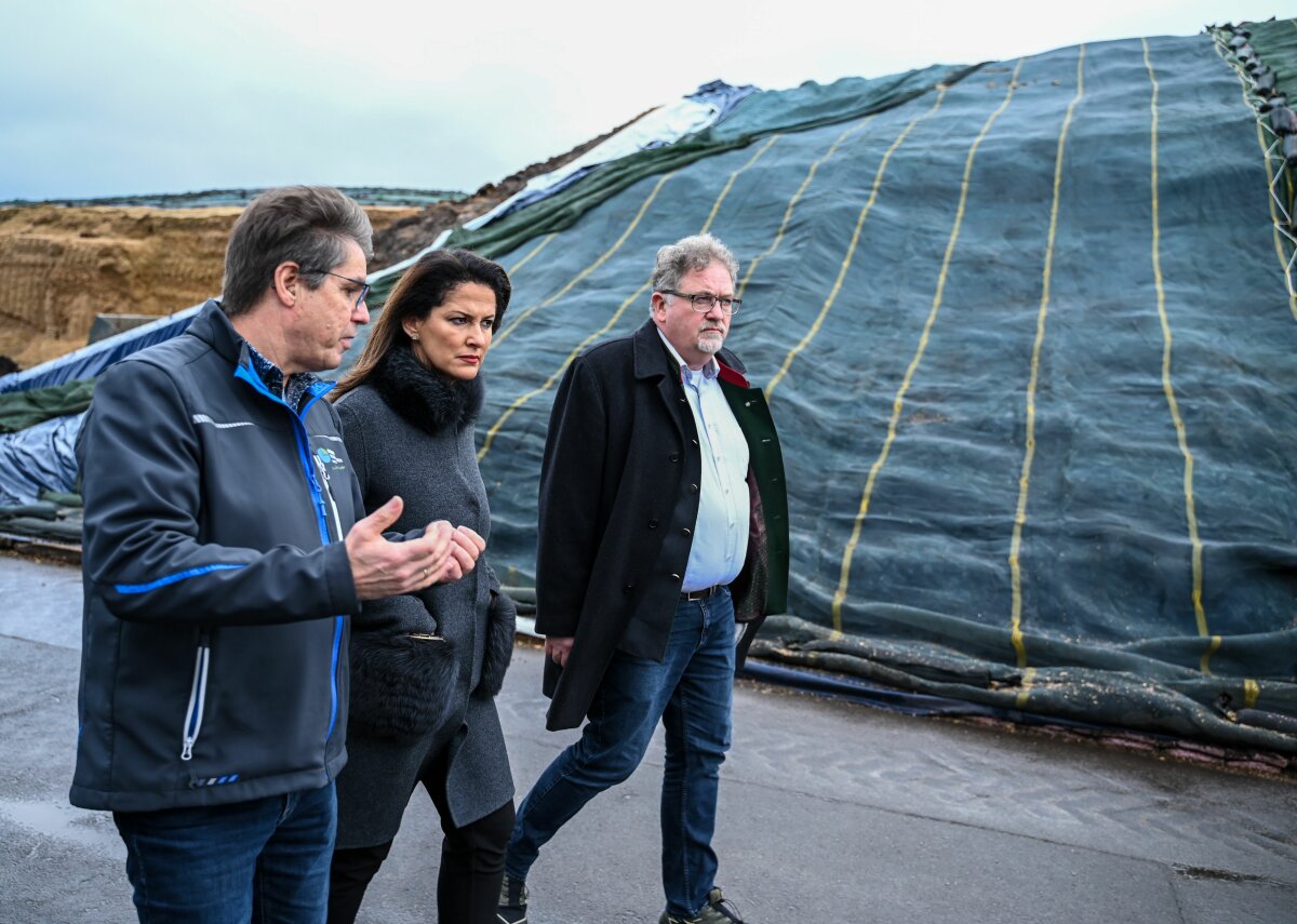 Staatsministerin Michaela Kaniber bei der Besichtigung der Biogasanlage. Von l.n.r. Mathias Klöffel (Geschäftsführer Bioenergie GmbH & Co. KG), Staatsministerin Michaela Kaniber und Markus Bäuml (Fachverband Biogas und Landesverband Erneuerbare Energien Bayern e.V.).