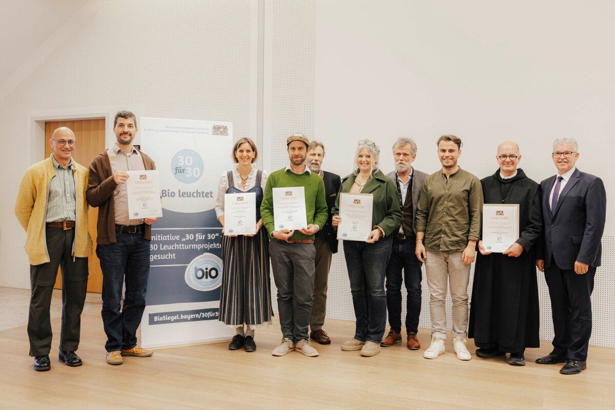 Amtschef Hubert Bittlmayer gemeinsam mit den Preisträgern der letzten Runde im Rahmen der Feierlichkeit in Berching; (v. l.) Josef Beck und Maximilian Krieger (Riedenburger Brauhaus Michael Krieger GmbH & Co. KG), Bettina Edmeier (Bettinas Keimbackstube), Lorenz Stöckl und  Georg Stöcke (Bio-Streuobsthof Stöcke), Andrea Baur, Werner Heibl und Maxi Heibl (Gesgu GmbH) sowie Dr. Abt Beda Maria Sonnenberg (OSB Abt Kloster Plankstetten).