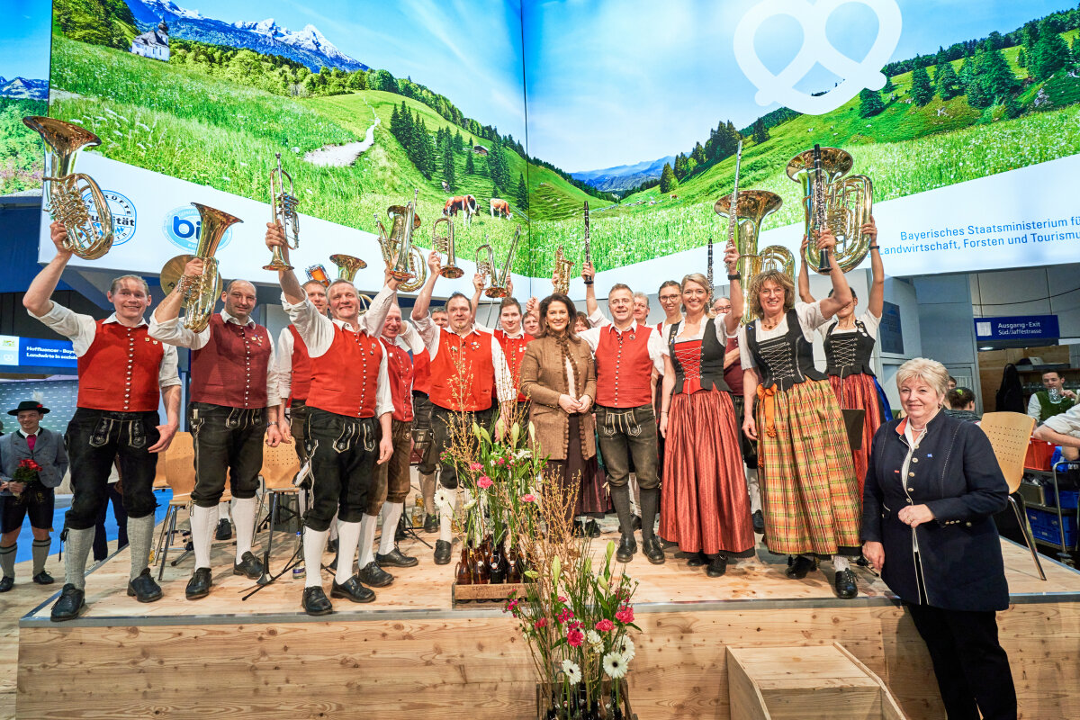 Staatsministerin Michaela Kaniber gemeinsam mit der VLF Kapelle Kaufbeuren bei der Eröffnung der Bayernhalle.