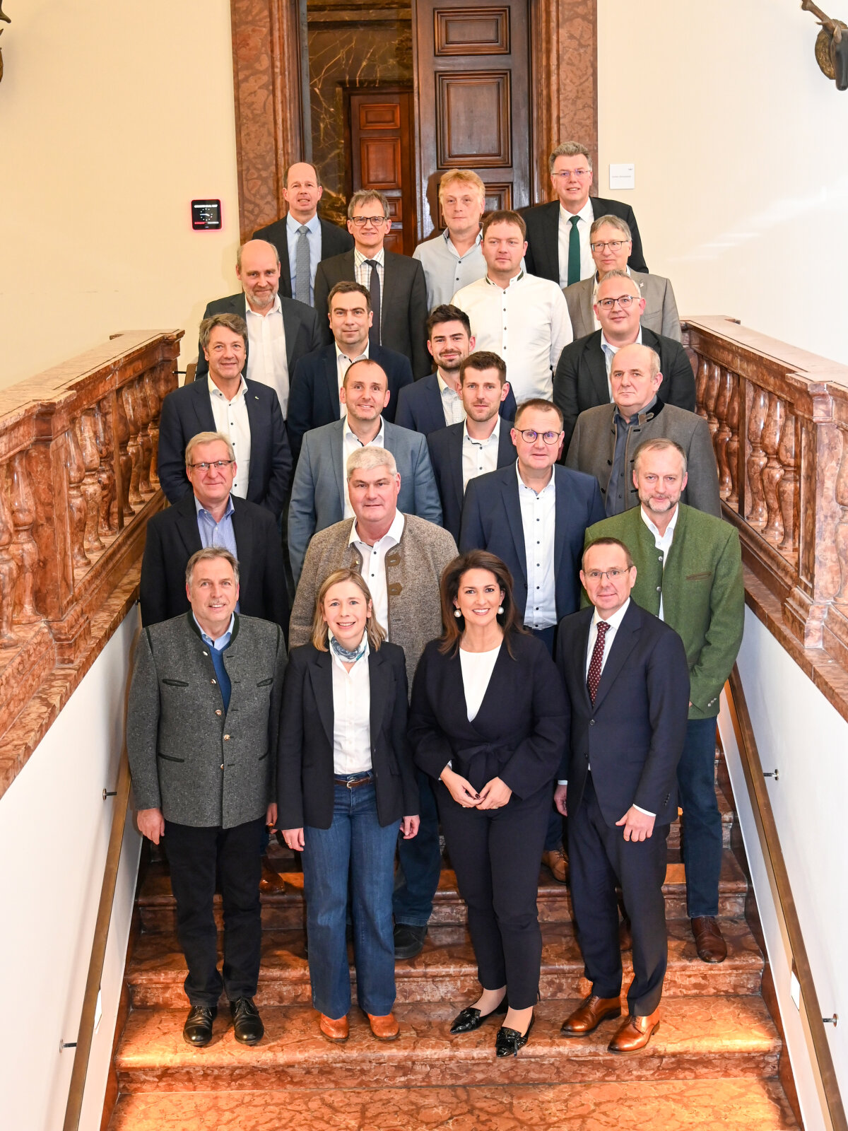 Staatsministerin Michaela Kaniber mit den Teilnehmern des Branchengesprächs.