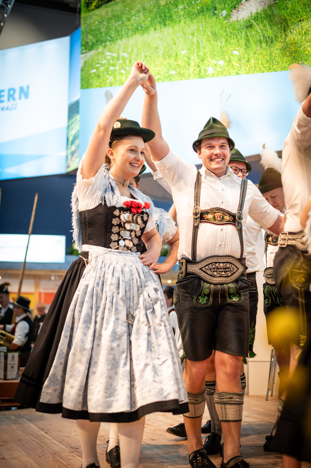 Junges Paar in Bayerischer Tracht beim Tanzen.