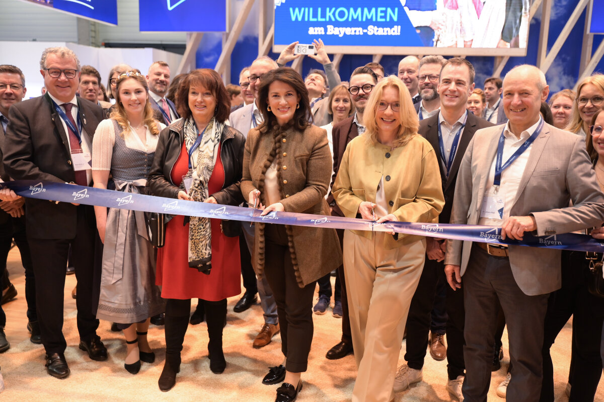 Tourismusministerin Michaela Kaniber bei der feierlichen Eröffnung des Bayern-Standes auf der ITB mit allen Ausstellern