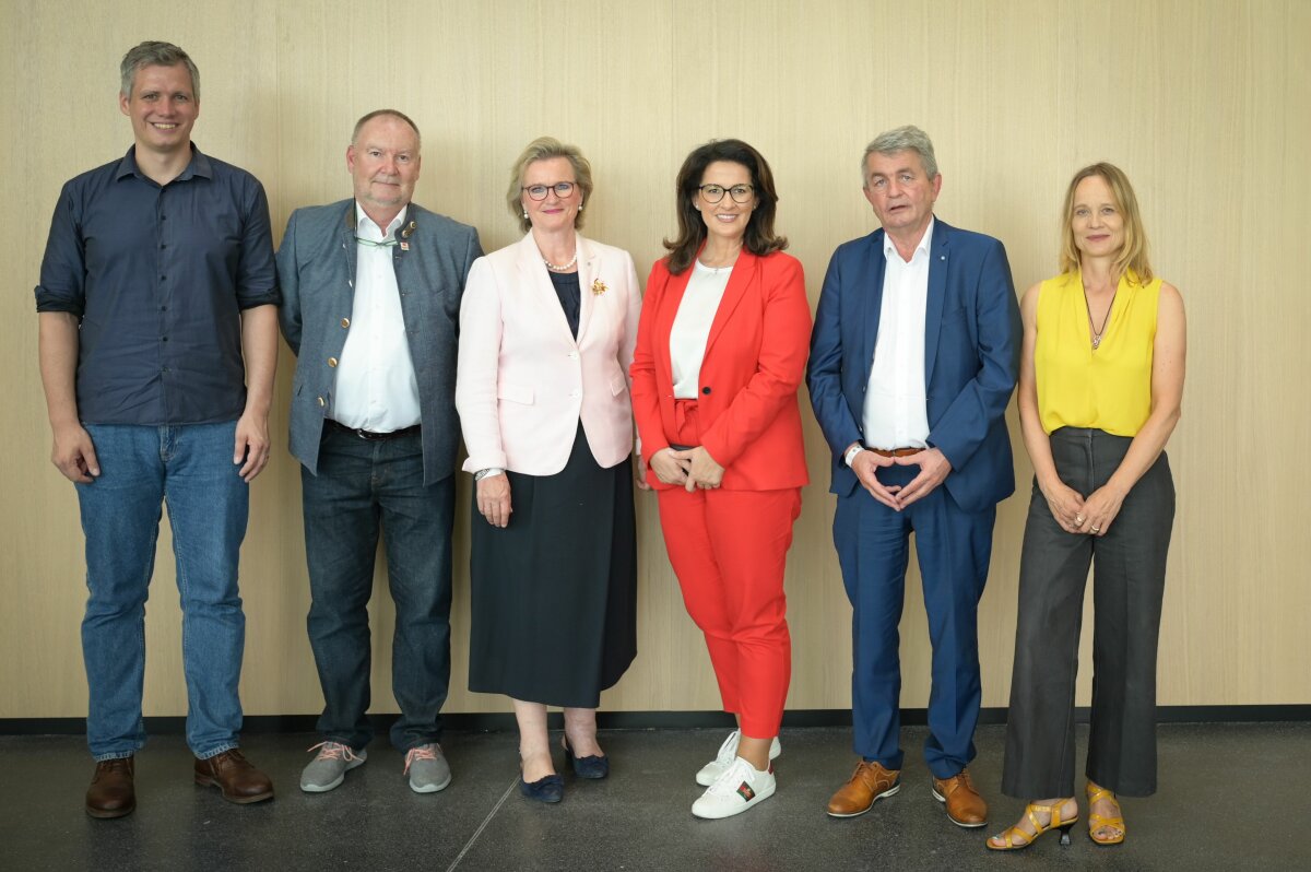 Tourismusministerin Kaniber mit den Teilnehmenden der Podiumsdiskussion (v. l.): Christian Zwanziger (Tourismuspolitischer Sprecher der Fraktion Bündnis 90/Die Grünen im Bayerischen Landtag), Matthias Stauch (Vorstandsvorsitzender Verband Deutscher Seilbahnen und Schlepplifte e.V. und Vorstand d. Bayerischen Zugspitzbahn Bergbahn AG), Angela Inselkammer (Präsidentin des Bayerischen Hotel- und Gaststätten-verband DEHOGA Bayern e. V.), sowie Moderator und vbw-Hauptgeschäftsführer Bertram Brossardt sowie Dr. Andrea Möller (Senior Consultant, dwif-Consulting GmbH). 