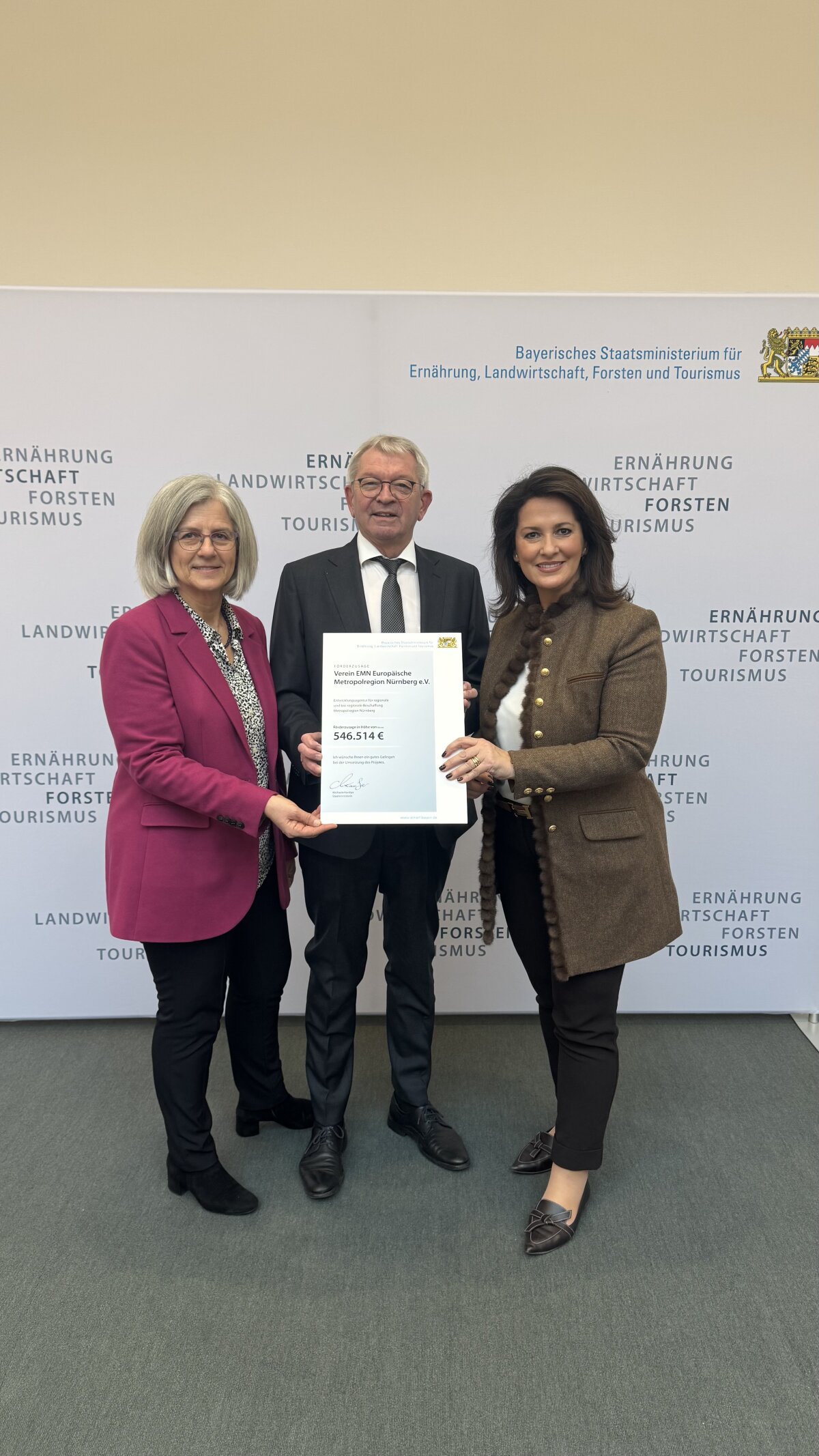 Staatsministerin Michaela Kaniber bei der Übergabe des Förderbescheides gemeinsam mit Johann Kalb (Landrat des Landkreis Bamberg und stellvertretender Ratsvorsitzender) sowie Dr. Christa Standecker (GF Metropolregion Nürnberg e.V.).