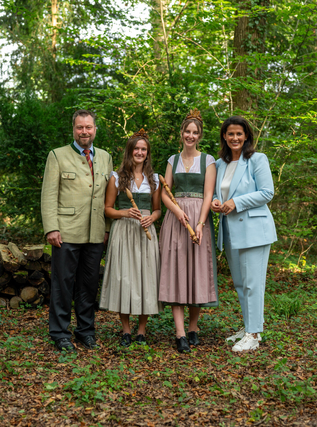 Forstministerin Michaela Kaniber, den Präsidenten des Bayerischen Waldbesitzerverbandes, Bernhard Breitsameter, die neue bayerische Waldkönigin Patricia Vogl (3. v. l.) und die neue bayerische Waldprinzessin Lea Wex (2. v. l.). 