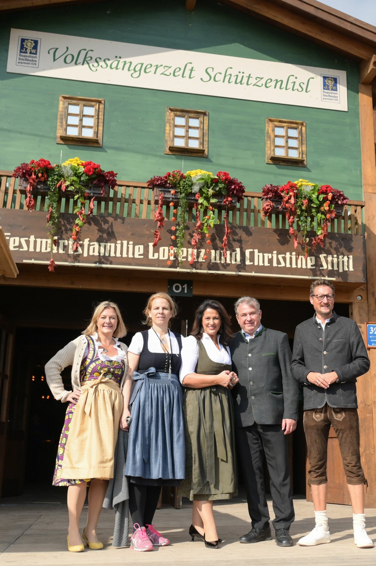 Staatsministerin Michaela Kaniber gemeinsam mit (v. l.) Wiesn-Stadträtin Anja Berger, Wiesn-Wirtin Christine Stiftl, Wiesn-Wirt Lorenz Stiftl sowie Thomas Lang, 1.Vorsitzender der LVÖ, im Rahmen des zweiten Bio-Bauerntags auf der Oidn Wiesn in München.