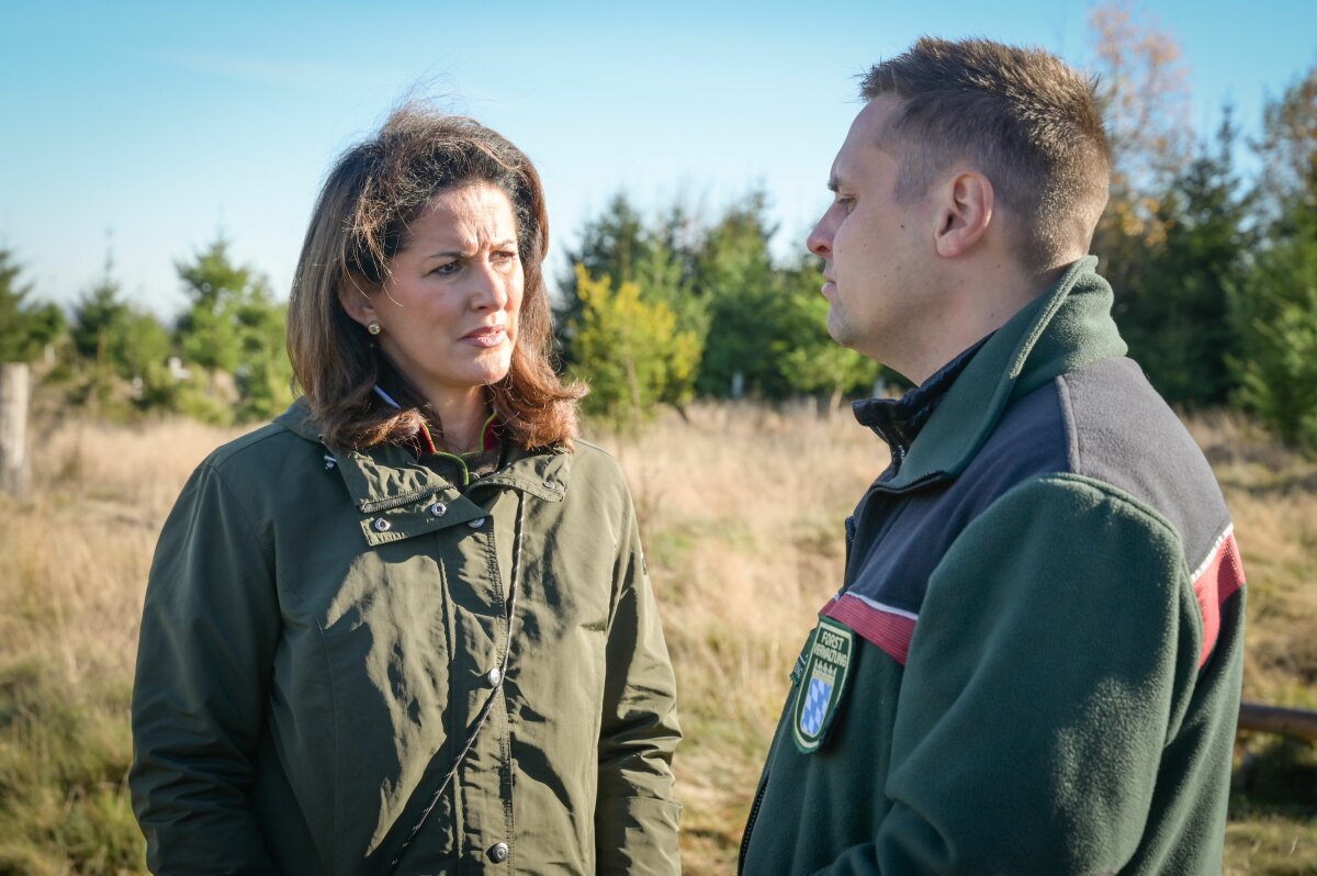 Forstministerin Michaela Kaniber mit einem Experten der Bayerischen Forstverwaltung im Frankenwald.