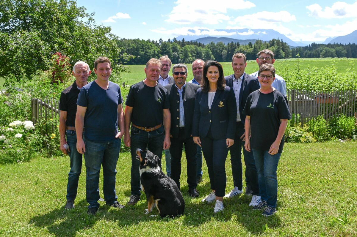 Staatsministerin Michaela Kaniber mit Betreibenden der Anlage (Lkr. Berchtesgadener Land), sowie Vertretenden mehrerer Fachverbände.