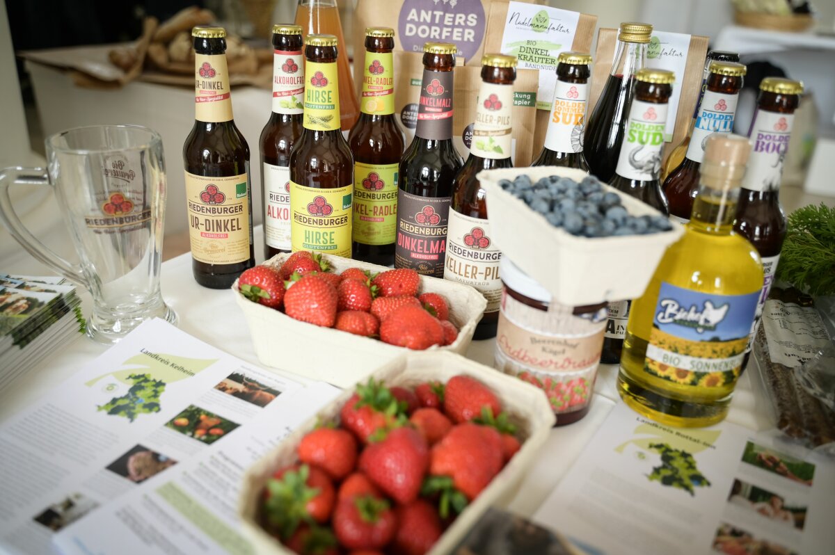 Foto mit verschiedenen Bio-Produkten, wie Erdbeeren, Blaubeeren, Bier,  Säfte und Öl.