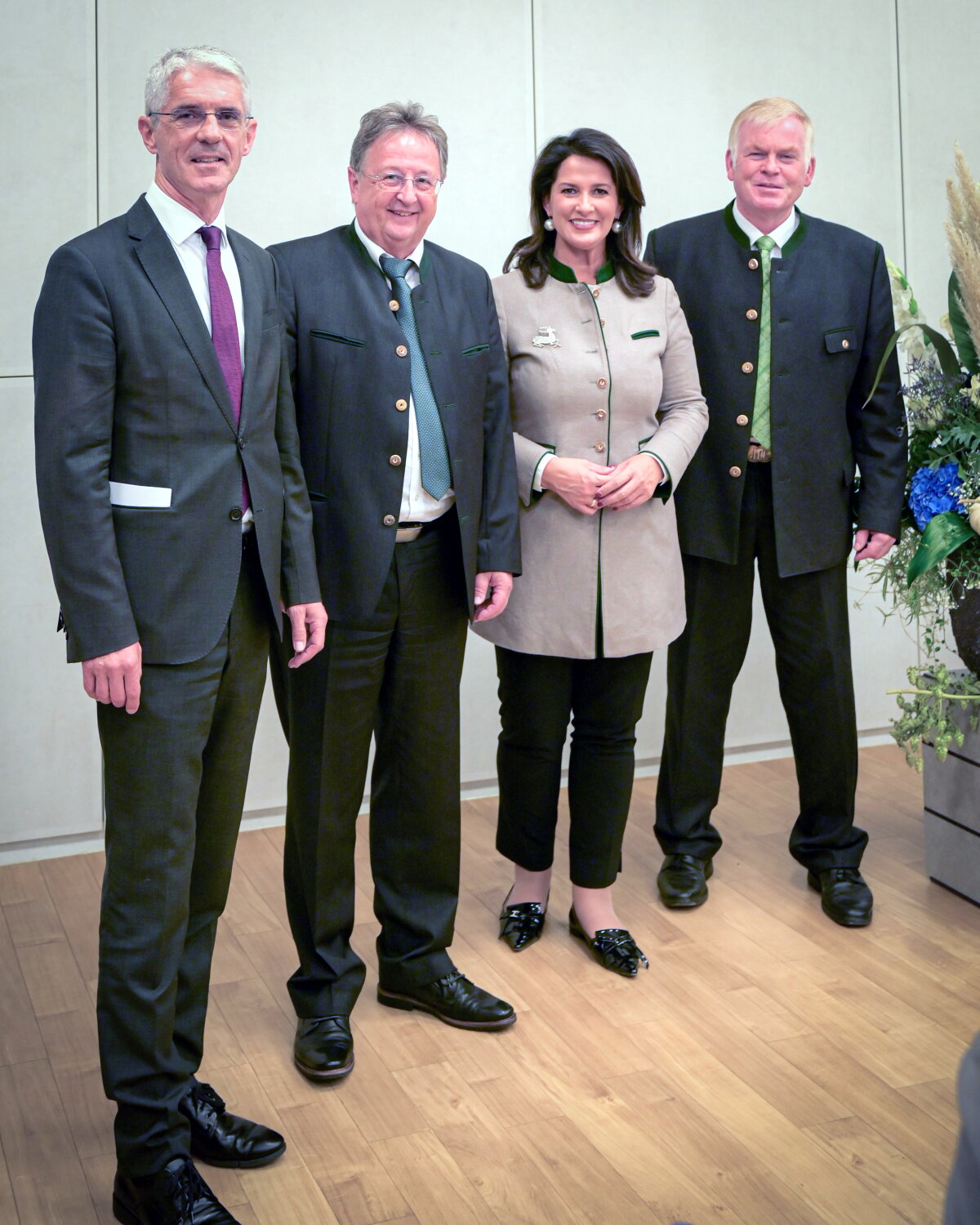 (v. l.) Dr. Michael Köstler, Geschäftsführer Bayerische Tierseuchenkasse, Dr. Andreas Randt, Geschäftsführer TGD, Staatsministerin Michaela Kaniber sowie Michael Häsch, 1. Vorsitzender TGD.