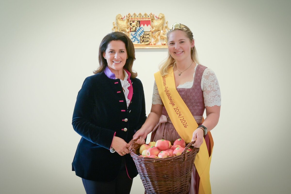 Staatsministerin Michaela Kaniber gemeinsam mit Bodensee-Apfelkönigin Emelie Witzigmann.