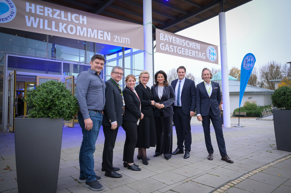 v. l.: Christopher Riemensperger (Schatzmeister DEHOGA Bayern), Andreas Brunner (2. Vizepräsident DEHOGA Bayern), Michaela Schmitz-Guggenbichler (Vorsitzende des Fachbereichs Gastronomie DEHOGA Bayern), Angela Inselkammer (Präsidentin DEHOGA Bayern), Tourismusministerin Michaela Kaniber, Dr. Thomas Geppert (Geschäftsführer DEHOGA Bayern), Thomas Förster (1.Vizepräsident DEHOGA Bayern).