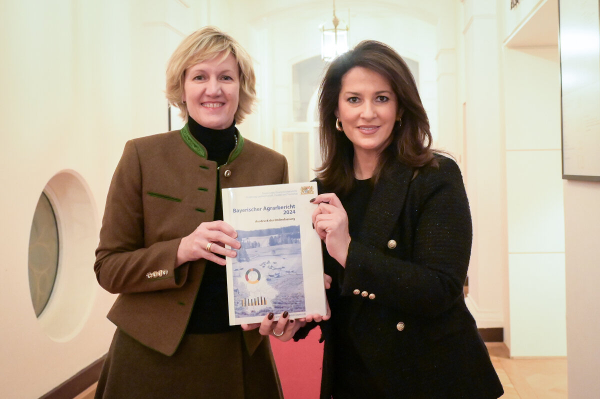 Staatsministerin Michaela Kaniber zusammen mit der stellv. Vorsitzenden des Ausschusses für Ernährung, Landwirtschaft, Forsten und Tourismus, Petra Högl (MdL), bei der Vorstellung des Agrarberichts im Bayerischen Landtag.