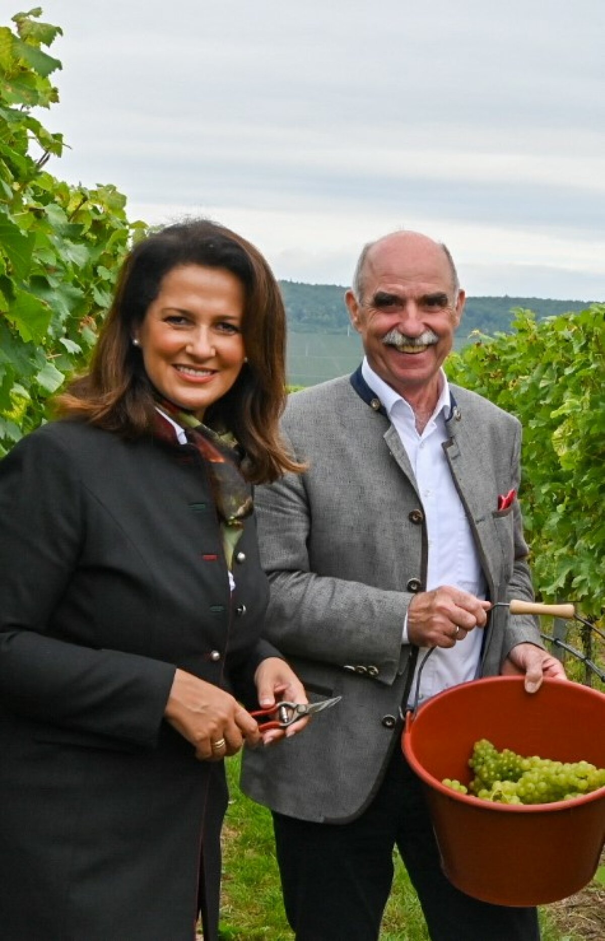 Archivfoto mit Landwirtschaftsministerin Michaela Kaniber und Weinbaupräsident Artur Steinmann bei der Eröffnung der Weinlese in Franken