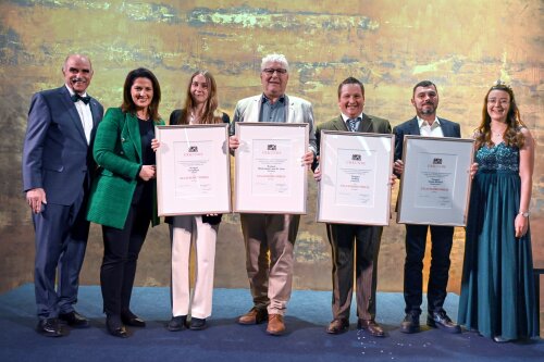 (v. l.) Staatsministerin Michaela Kaniber zusammen mit Artur Steinmann (Präsident des Fränkischen Weinbauverbandes), Alexa Kreglinger (Weingut Kreglinger), Robert Haller (Weingut Bürgerspital zum Hl. Geist Würzburg), Klaus Höfling (Weingut Höfling), Stefan Bardorf (Weingut Stefan Bardorf) sowie Lisa Lehritter (Fränkische Weinkönigin). 