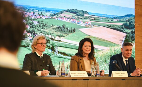 v. l.: Angela Inselkammer, Präsidentin des DEHOGA Bayern, Tourismusministerin Michaela Kaniber und Peter Berek, 1. Vorsitzender des Bayerischen Heilbäder-Verbandes an einem Tisch.