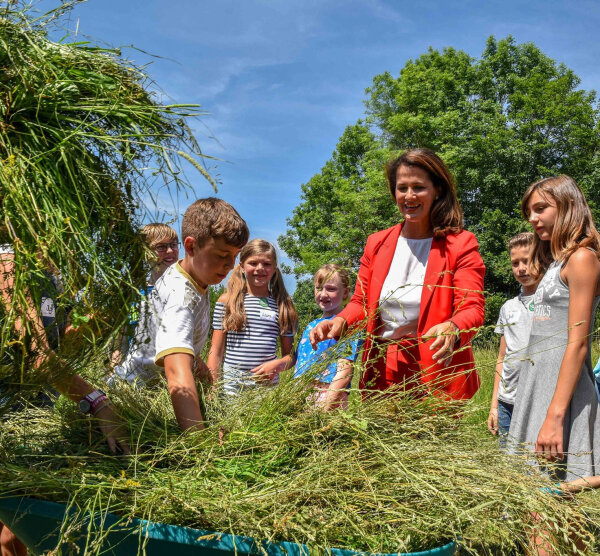 Der Bauernhof als idealer Lernort: Schulkindern mit Ministerin Michaela Kaniber