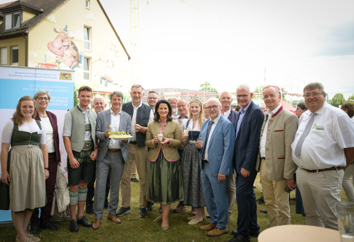 Ministerin Michaela Kaniber im Bildungszentrum Triesdorf mit vielen Personen im Gruppenfoto.