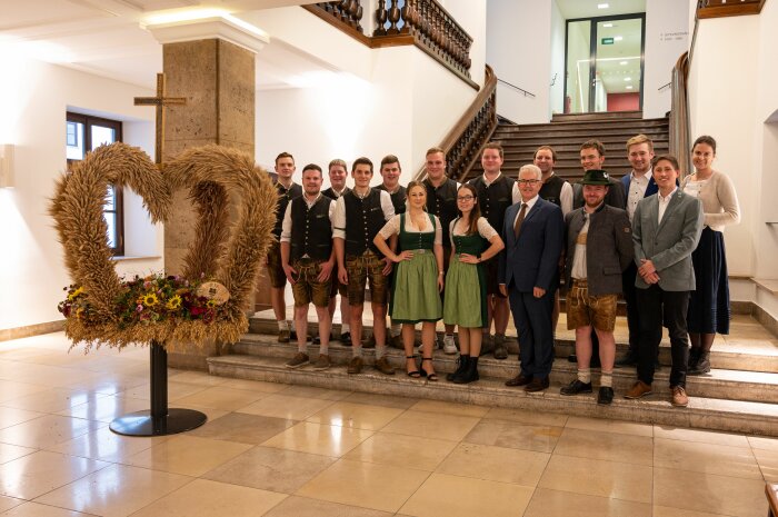 Amtschef Hubert Bittlmayer mit der Delegation der Bayerischen Jungbauernschaft aus Kirchberg im Landkreis Landshut.