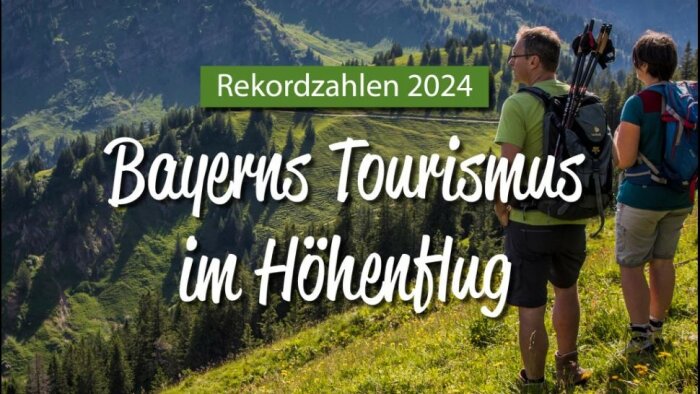 Bergpanorama, im Vordergrund ein Paar mit Rucksack. Dazu der Schriftzug: Rekordzahlen 2024, Bayerns Tourismus im Höhenflug