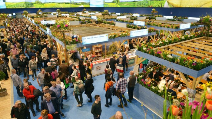 Blich in die Bayernhalle der Grünen Woche mit Besuchern und den Ständen.