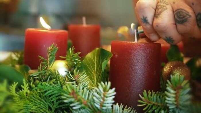 Adventskranz bei dem die zweite Kerze angezündet wird.