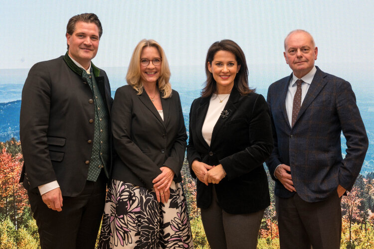 (v. l.) Dr. Thomas Geppert (Geschäftsführer DEHOGA Bayern), Barbara Radomski (Geschäftsführerin BayTM), Staatsministerin Michaela Kaniber und Karlheinz Jungbeck (Vorstand für Tourismus des ADAC Südbayern).