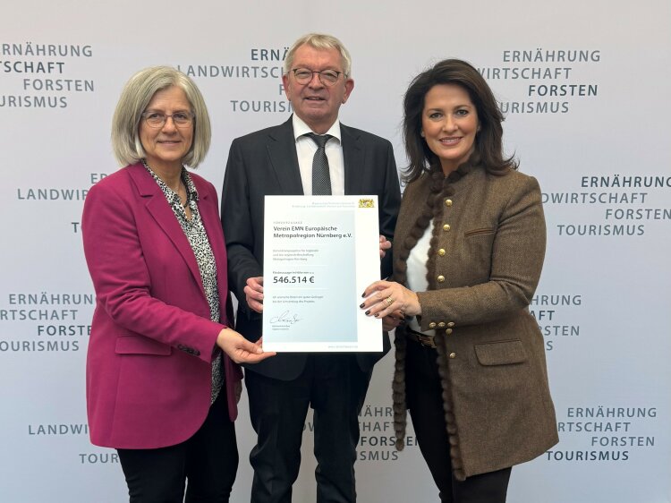 Staatsministerin Michaela Kaniber bei der Übergabe des Förderbescheides gemeinsam mit Johann Kalb (Landrat des Landkreis Bamberg und stellvertretender Ratsvorsitzender) sowie Dr. Christa Standecker (GF Metropolregion Nürnberg e.V.).