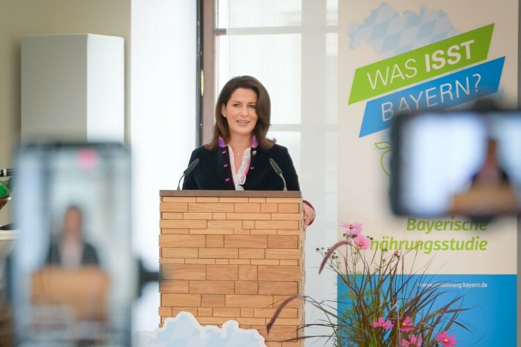 Staatsministerin Michaela Kaniber im Rahmen der Präsentation der Bayerischen Ernährungsstudie in München. 