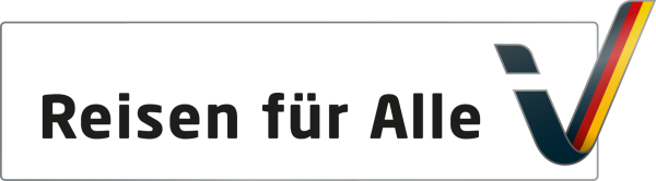 Das Zeichen für Reisen für alle. Das ist ein Haken, der Streifen in den Farben Schwarz, Rot und Gelb hat.