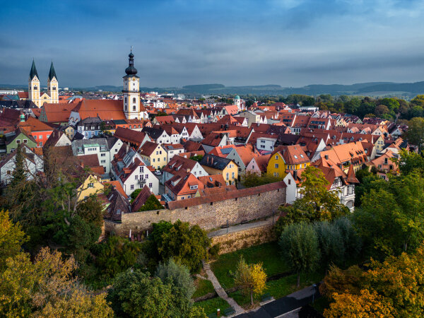 Oberpfalz, Stadt Weiden, Altstadt, Blick auf Weiden vom Max Reger Park auf historische Stadtmauer.