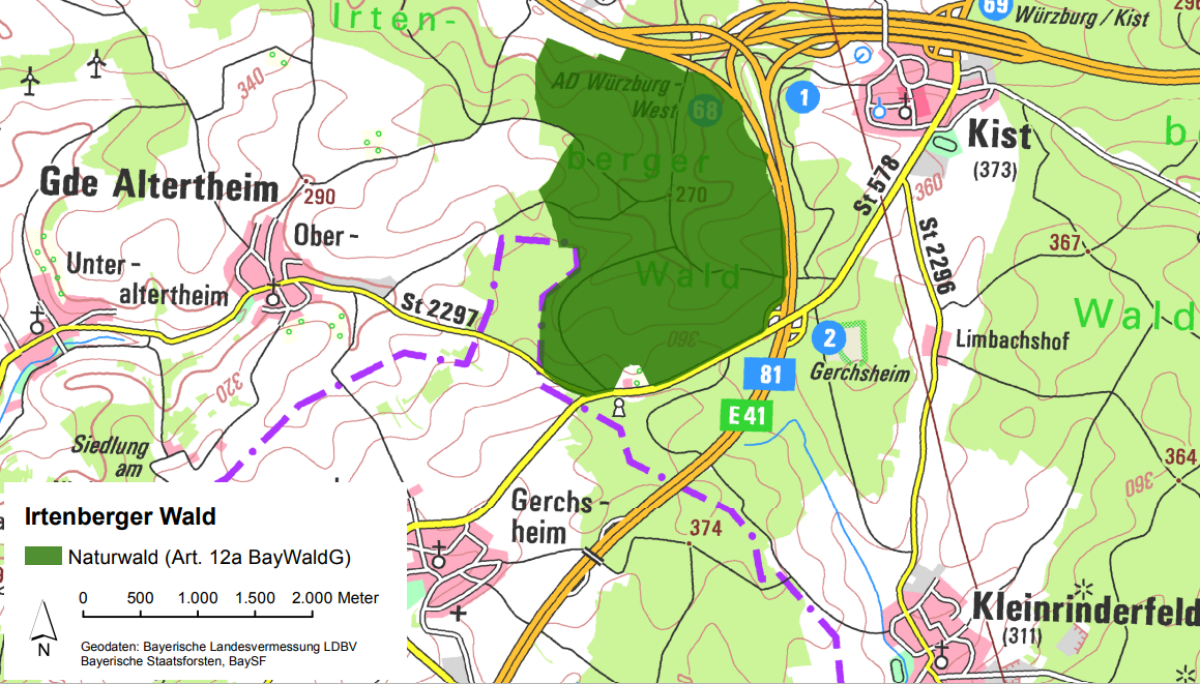 Übersichtskarte des Artenschutzgebiets bei der die Ausweisungen als Naturwaldfläche nach Art. 12 a BayWaldG mit dunkelgrüner Farbe eingezeichnet sind. Naturschutzgebiete sind blau und Naturwaldreservate orange schraffiert. (Geobasisdaten: Bayerische Staatsforsten BaySF, Bayerische Landesvermessung LDBV, Landesamt für Umweld LfU)